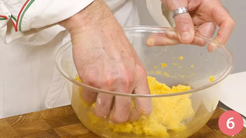 Impastiamo il composto con le mani.